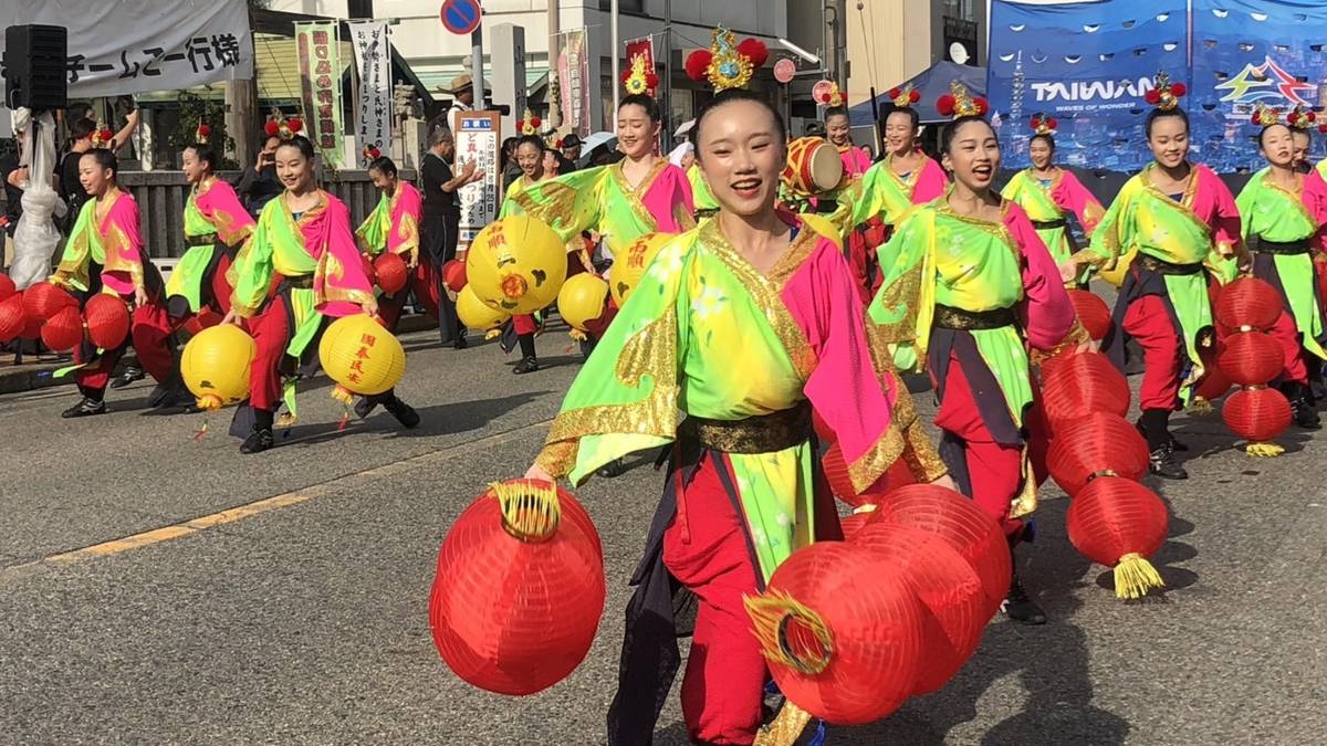 臺中市立文華高中代表團的移動式舞蹈踩街演出，獲日本民眾熱情圍觀