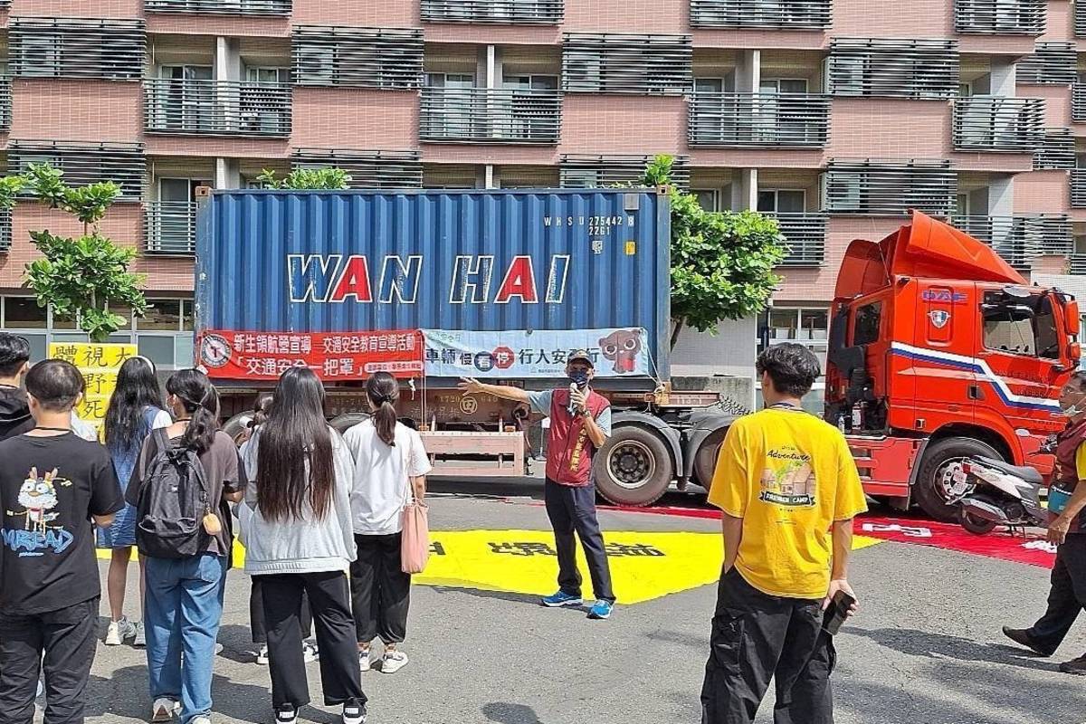 高市所同仁帶領樹德科技大學學生體驗大型車內輪差及視野死角