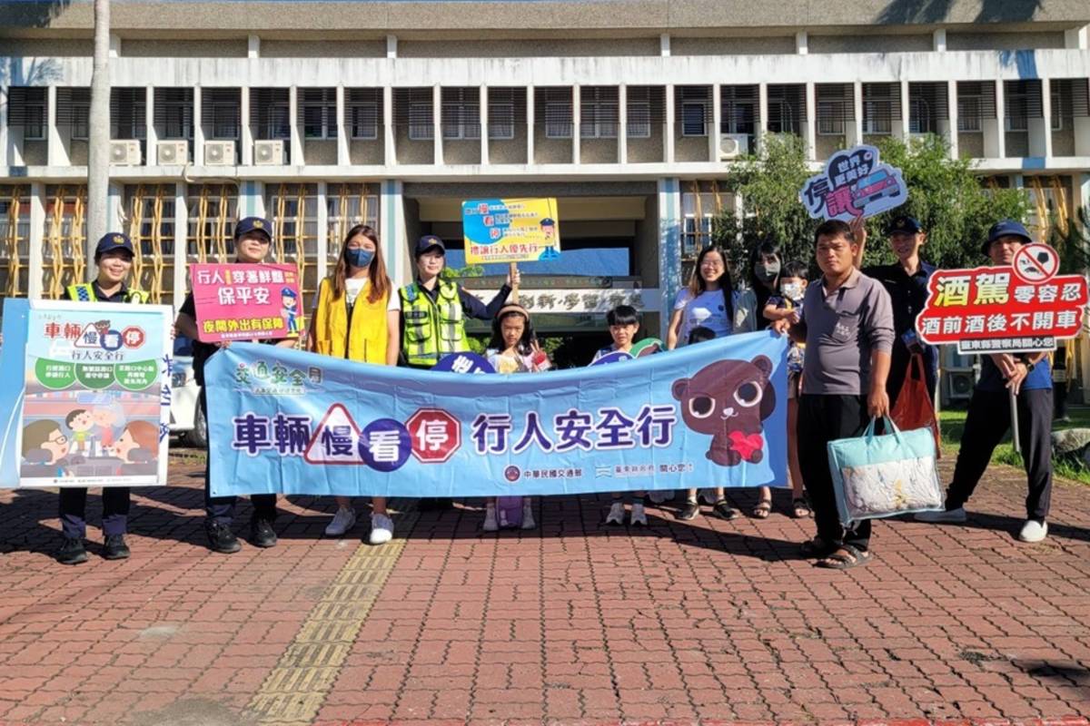 全國交通安全月開跑，臺東縣警局各分全體動員，陸續進到校園針對交通安全、反毒、識詐等議題加強宣導。