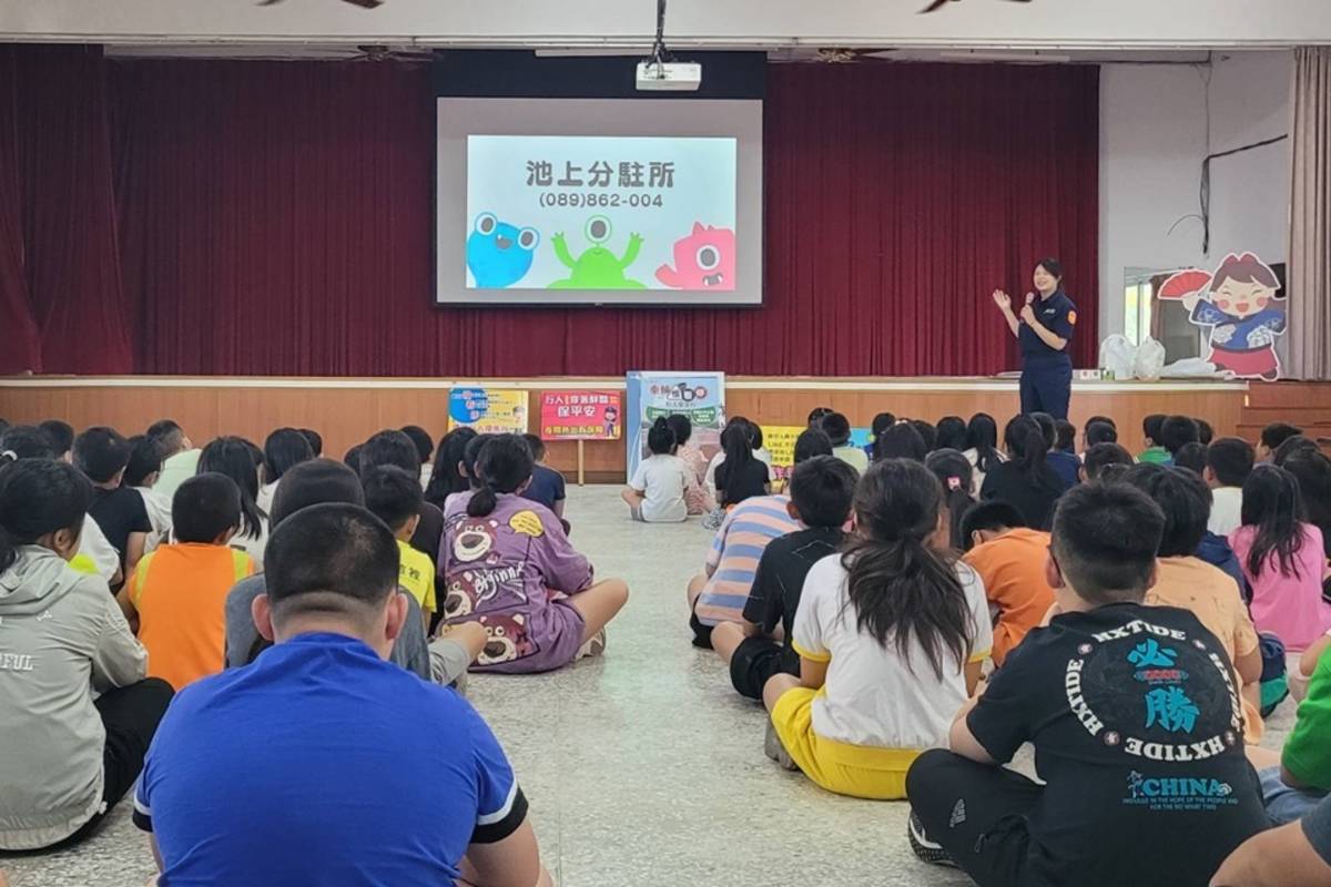 全國交通安全月開跑，臺東縣警局各分全體動員，陸續進到校園針對交通安全、反毒、識詐等議題加強宣導。