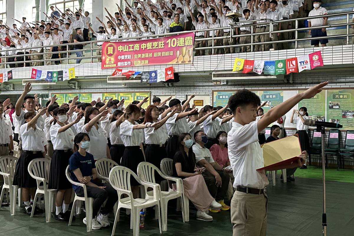 中山工商開學禮 校方致贈學生了凡四訓