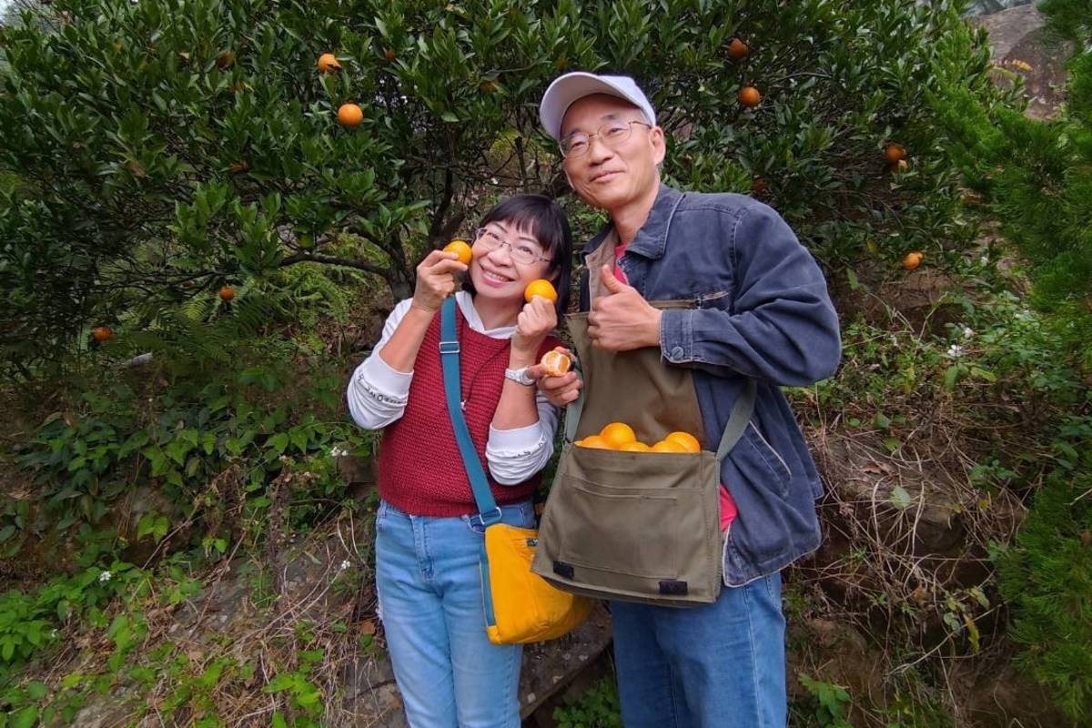 苗栗縣立公館國中退休老師李笑薇(左)獲教育部第19屆教育奉獻獎