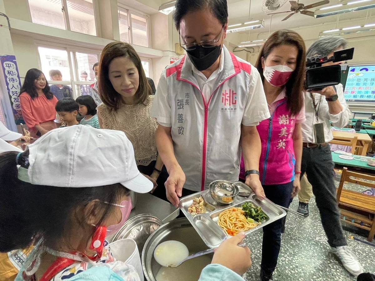 桃園市長張善政視察中原國小營養午餐。(桃園市教育局提供)