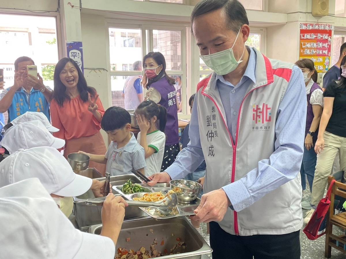 桃園市教育局長劉仲成視察中原國小營養午餐。(桃園市教育局提供)