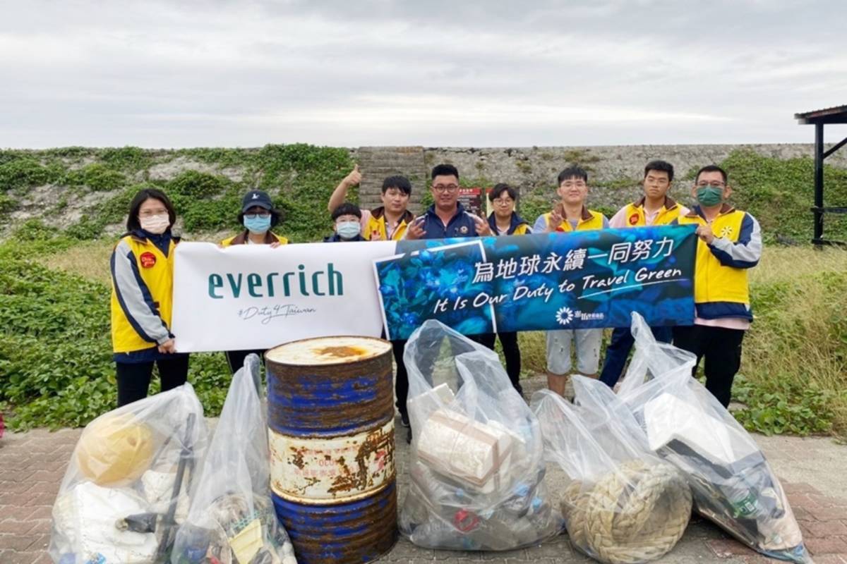 提升離島觀光品質，臺東縣政府與綠島、蘭嶼在地業者及學校合作推動「海灘認養」，確保海岸整潔。