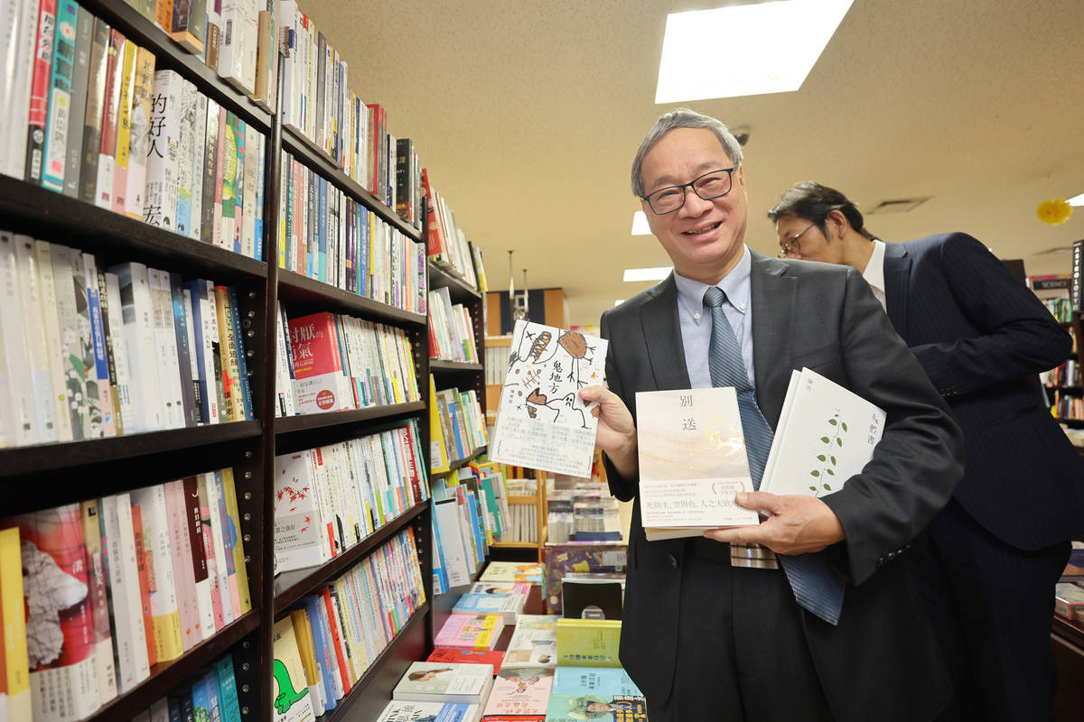 文化部長李遠細數紀伊國屋書店「臺灣專區」架上的精彩好書，包含獲臺灣文學獎金典獎年度大獎的《別送》、《鬼地方》、《殘骸書》等。(文化部提供)