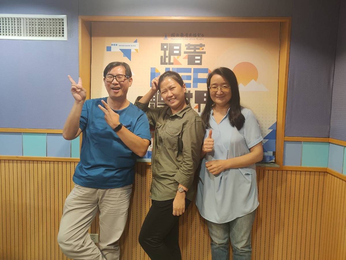 貴琳同學(中)與主持人同學們