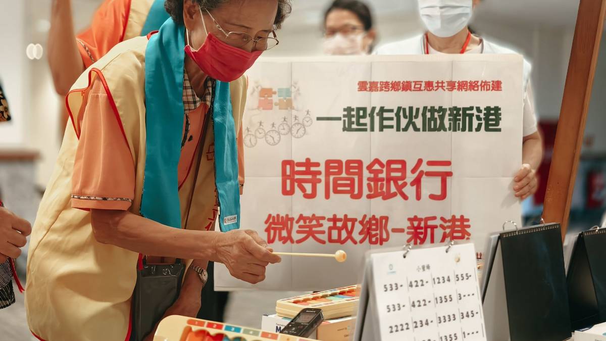 82歲社區阿嬤，手敲8音手敲鐵琴。攤位：微笑故鄉-新港。