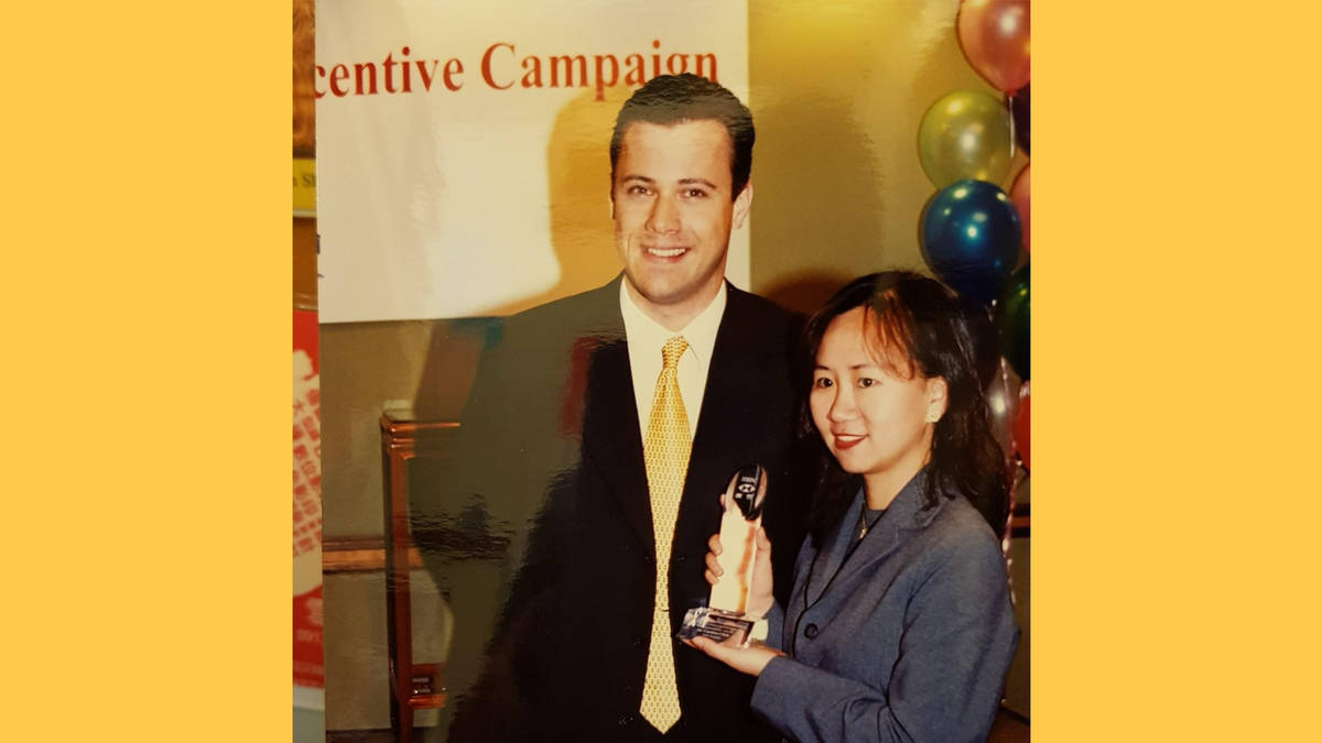 Winning award during her HSBC days with Tony B. Graham
.
在她與Tony B. Graham一起任職於滙豐銀行期間獲獎