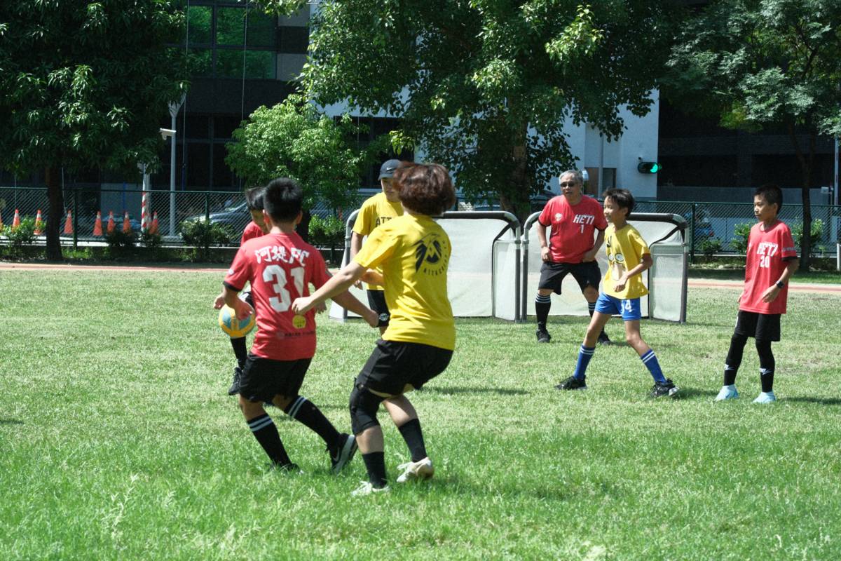 推展足球運動 校園關懷列車首站到河堤國小