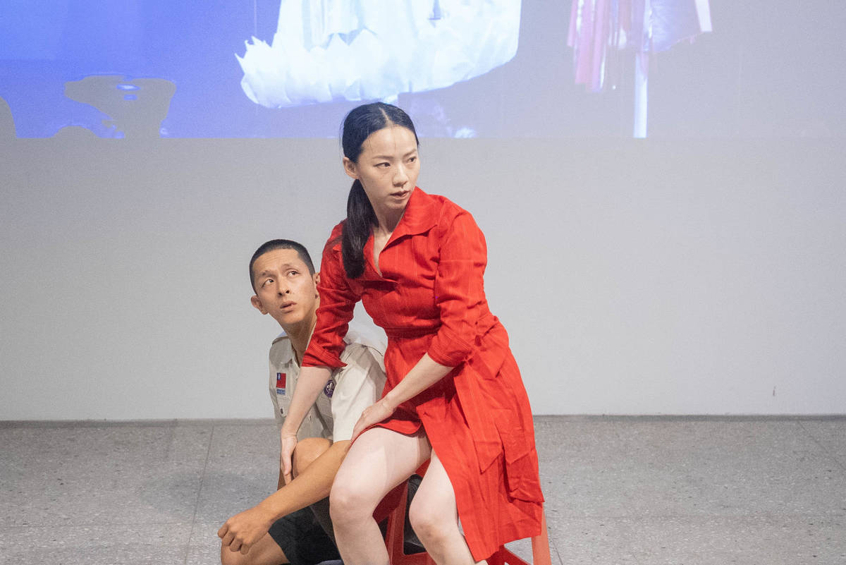 何曉玫MeimageDance舞團為記者會帶來作品《默島新樂園》的精彩片段。（臺灣當代文化實驗場提供）