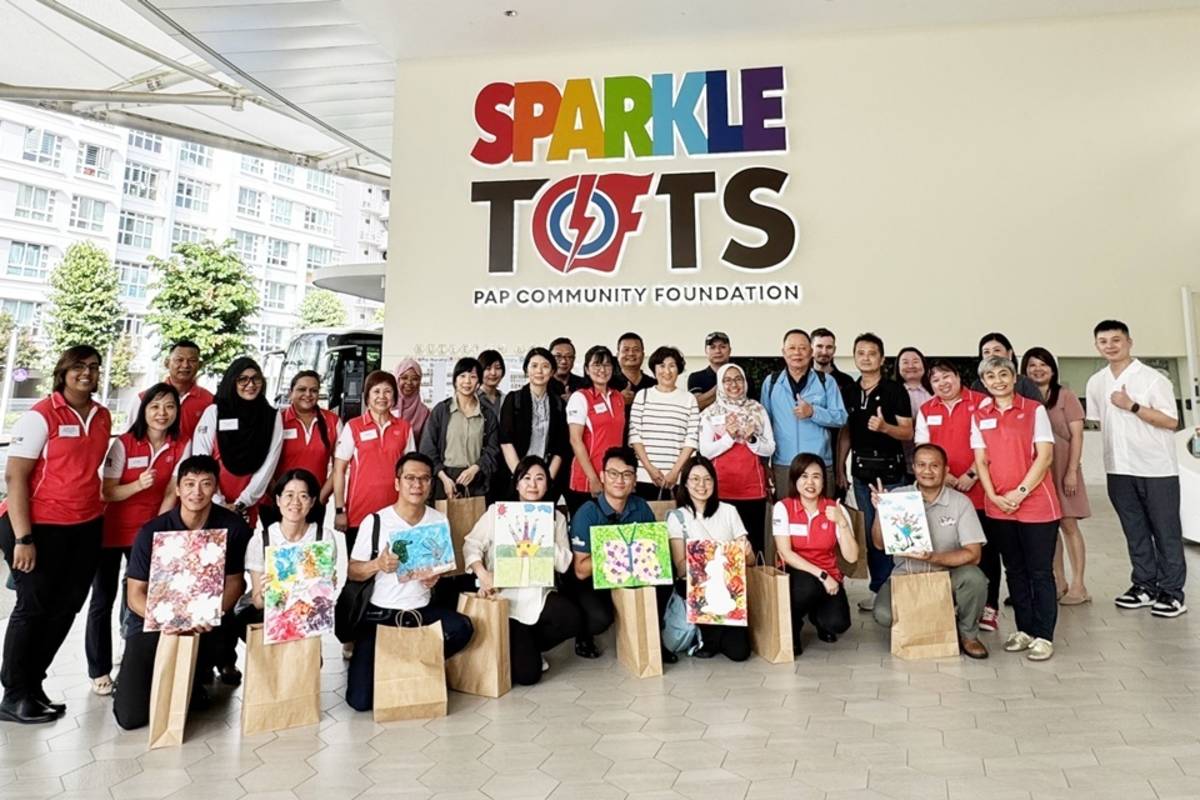 臺東縣長饒慶鈴率團考察新加坡大型幼兒園(Sparkletots Preschool)，盼引進最新幼教理念，打造五感體驗的幼兒學習環境。