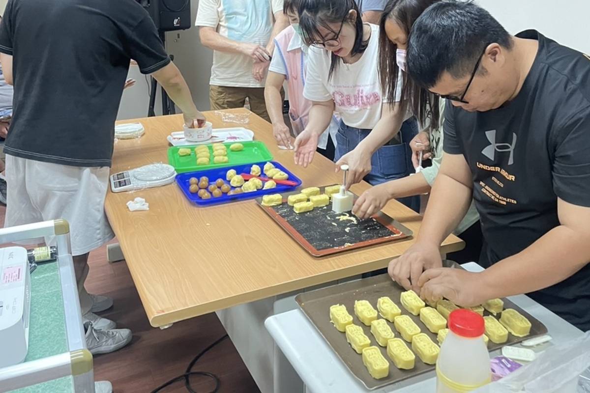 移民署南區事務大隊臺東縣服務站及專勤隊舉辦新住民家庭教育課程，指導新住民製作月餅及鳳梨酥，品嚐美味並也增進情感。