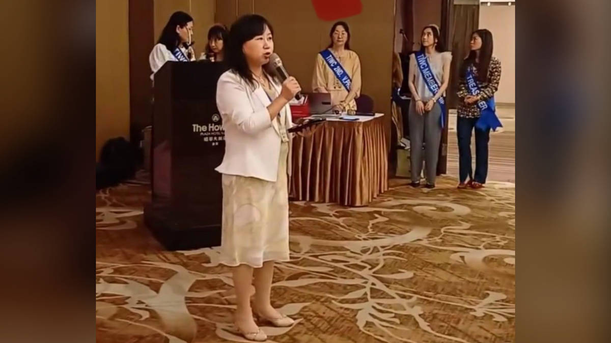 Miss Caroline Chou hosting events
.
周郁萍老師主持活動