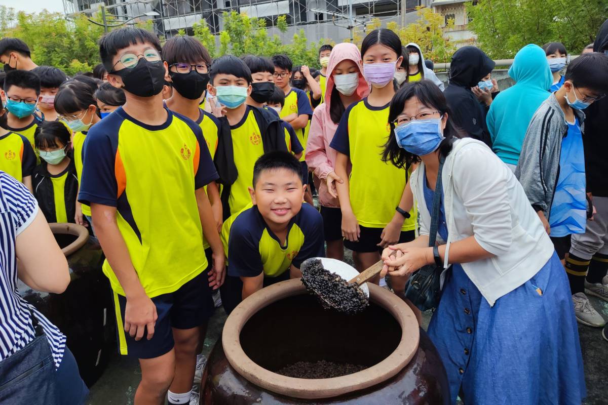六年級學生開封釀造醬油的大甕（圖源：文昌國小）