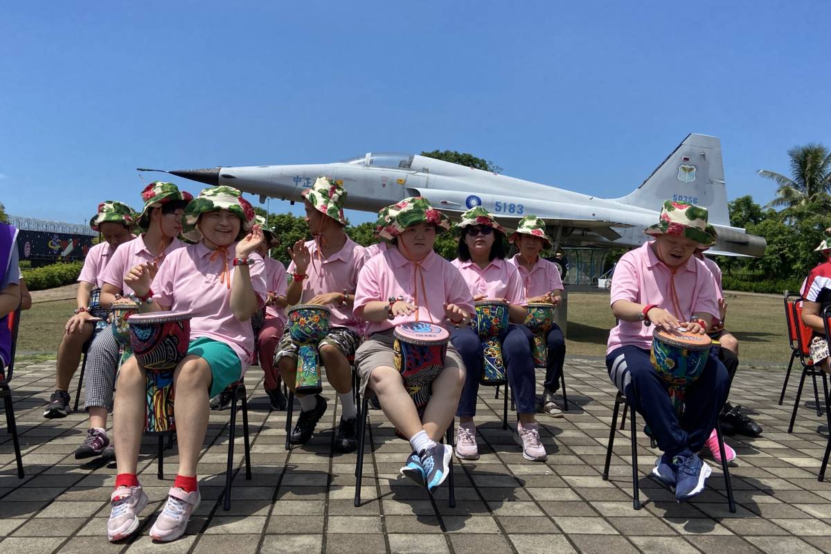 伊甸身障青年亞君(前排中)與其他學員於大恩公園非洲鼓快閃表演.