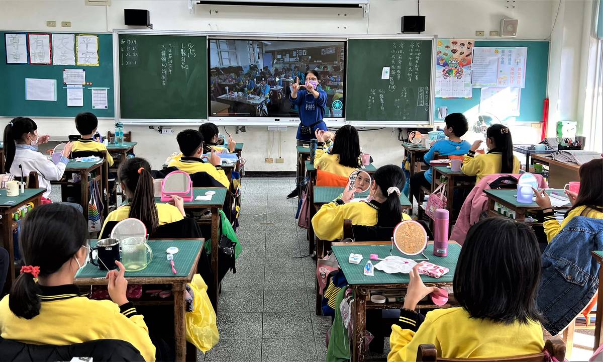 瑞芳國小護理師指導學生牙線操作