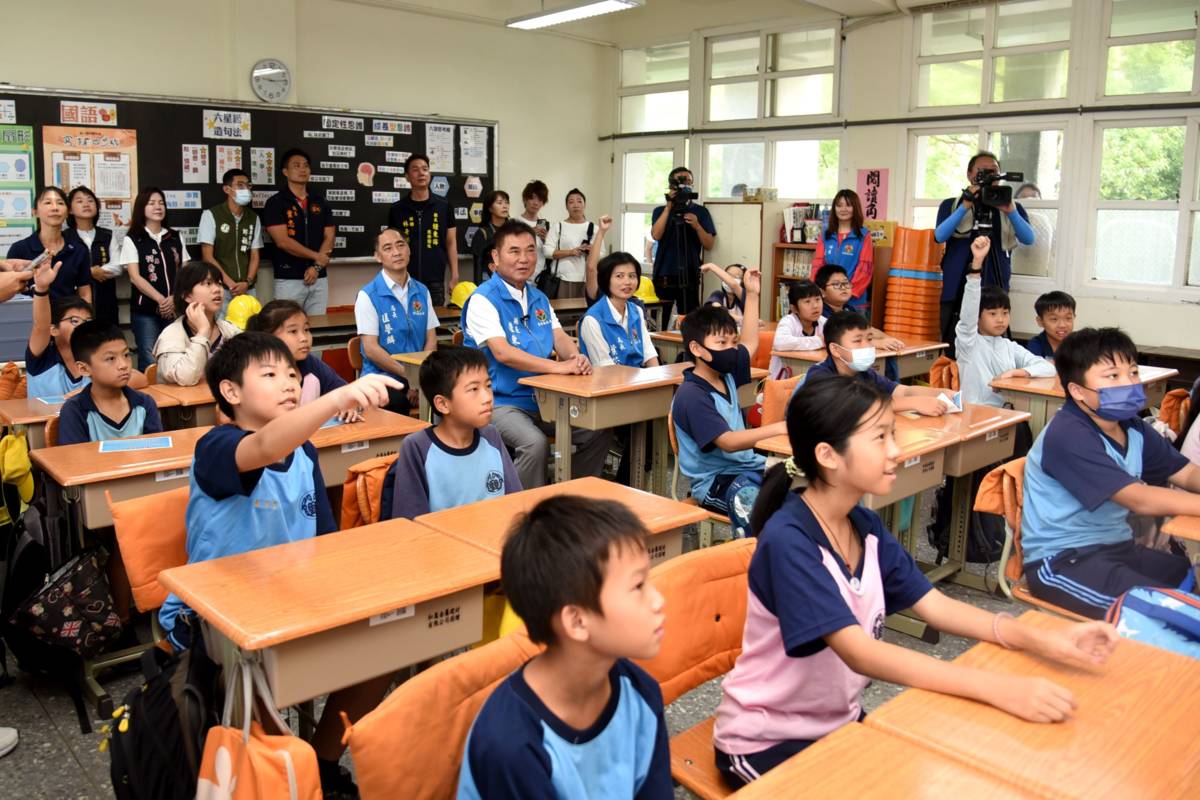 竹興國小學生聆聽抗震保命要領