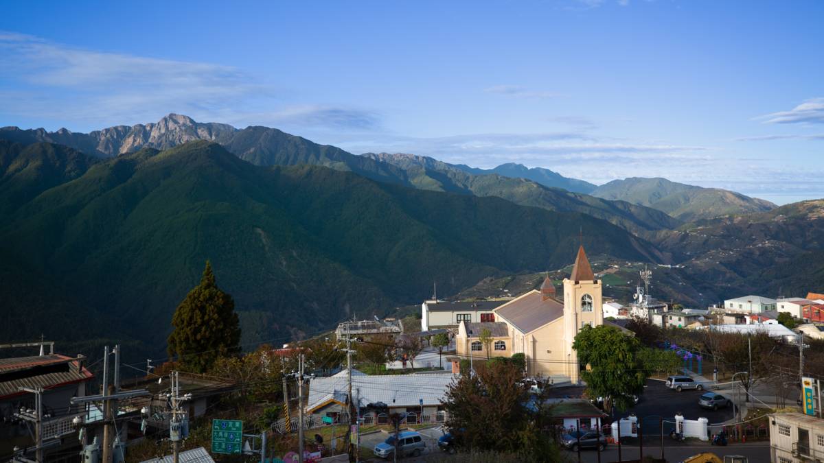 梨山清晨及梨山耶穌堂美景(圖片來源：參山處提供)