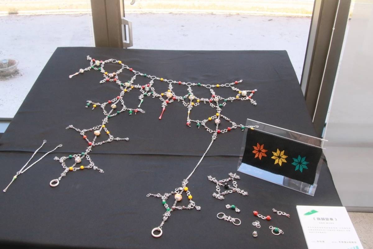 實踐大學應屆畢業生李筱媛(後)、張雅芸(前)作品《族韻變奏》，以琉璃珠、金屬環設計出揉合傳統與時尚披肩，獲得臺東青年工藝設計競賽金獎。
