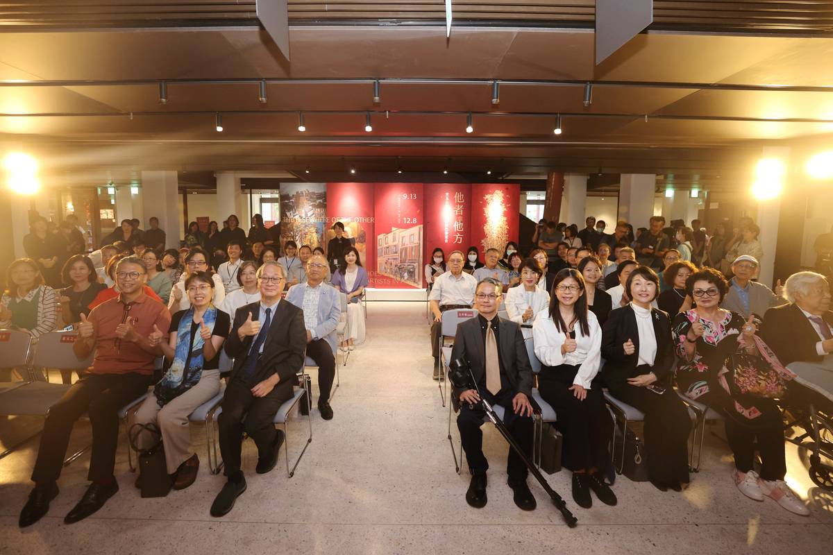 國立歷史博物館即日起展出「他者·他方：常玉與旅法藝術家的巴黎跫音」特展，文化部長李遠（前排左3起）、史博館代理館長王逸群、策展人陳貺怡、日本輕井澤安東美術館館長水野昌美等出席開幕式 (文化部提供)