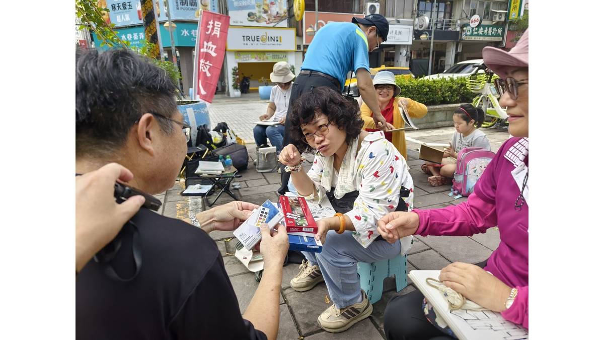 手繪下的溫度》蕭漢元與退休人士 陳老師、饒女士討論水彩顏料