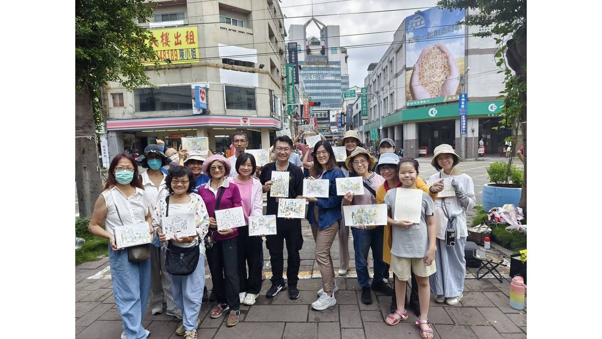 手繪下的溫度》速寫學員創作員林黃金帝國大樓 作品。(中間，蕭漢元老師)