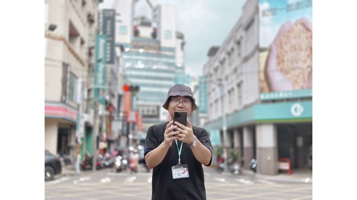 手繪下的溫度》速寫員林黃金帝國大樓 。(蕭漢元老師)