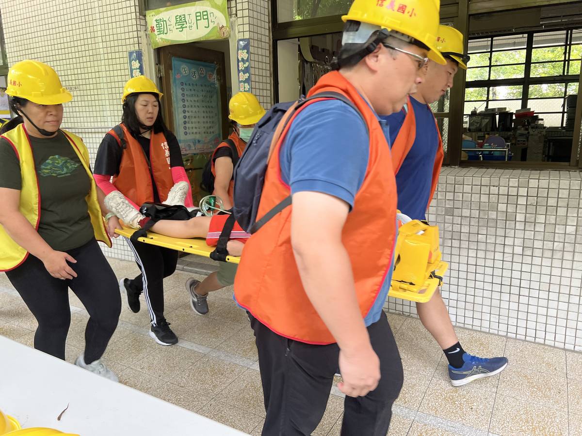 演練當有人員受傷時，如何正確使用擔架