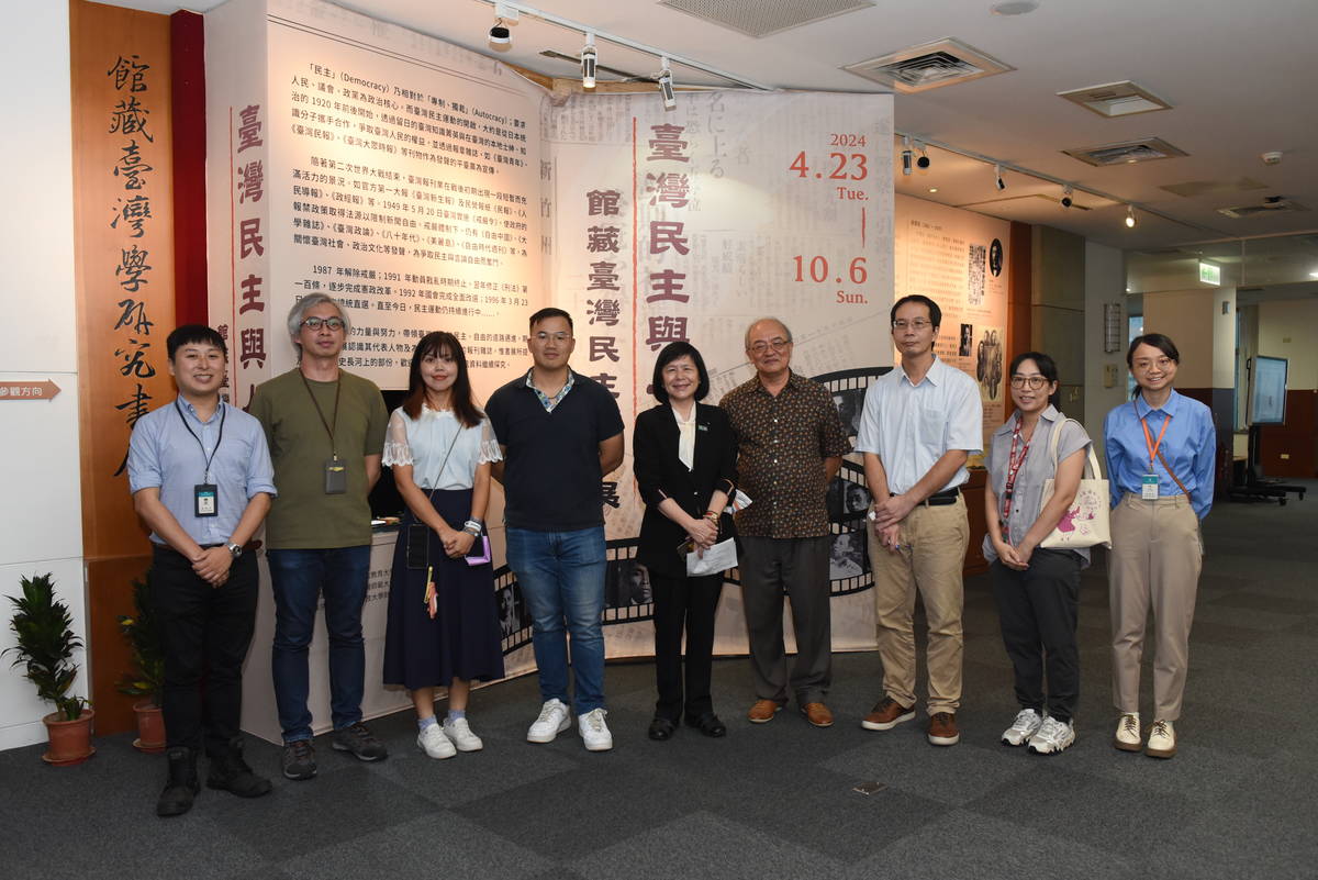 UCSD訪團參觀「臺灣民主與人物主題書展」與國臺圖曹館長及同仁合影。(國臺圖提供)