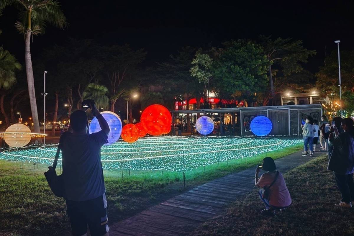 鐵花燈之祭第2季「璀燦星際」掀起拍照打卡風潮，展出至今人潮破百萬，縣府決定延長展期至10月13日。