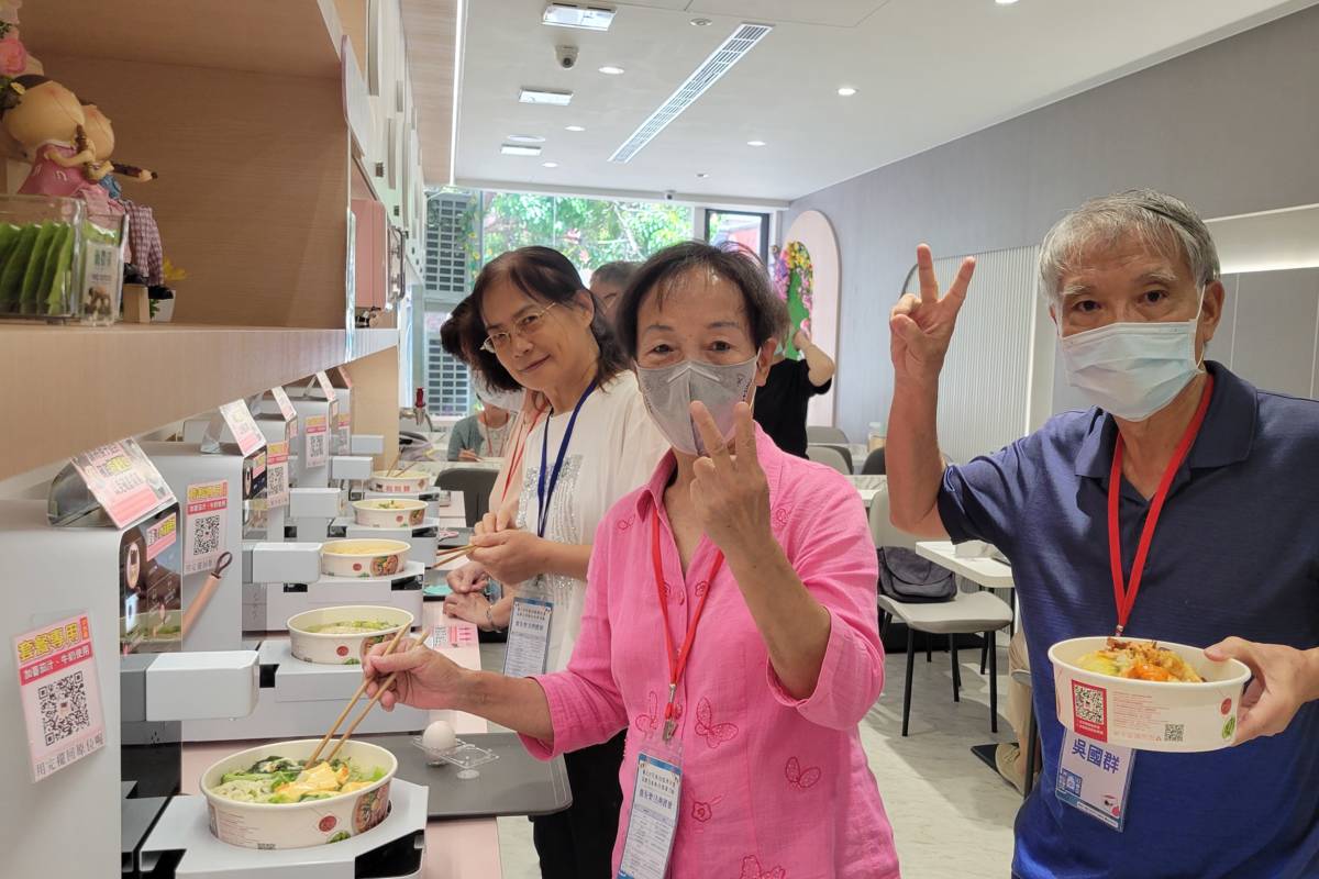 阿公阿嬤體驗無人商店、實際操作自助點餐機，掌握新興科技