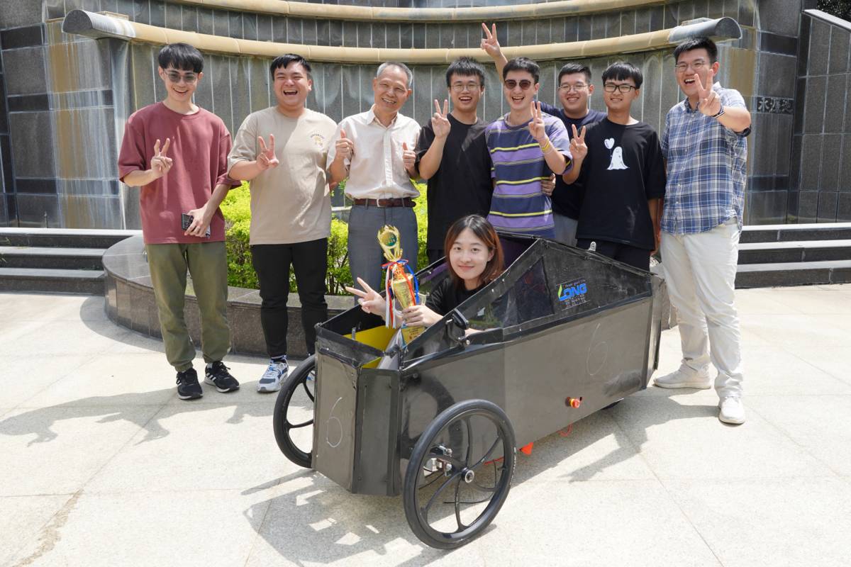 大葉大學機械系獲獎團隊合影（圖源：大葉大學）