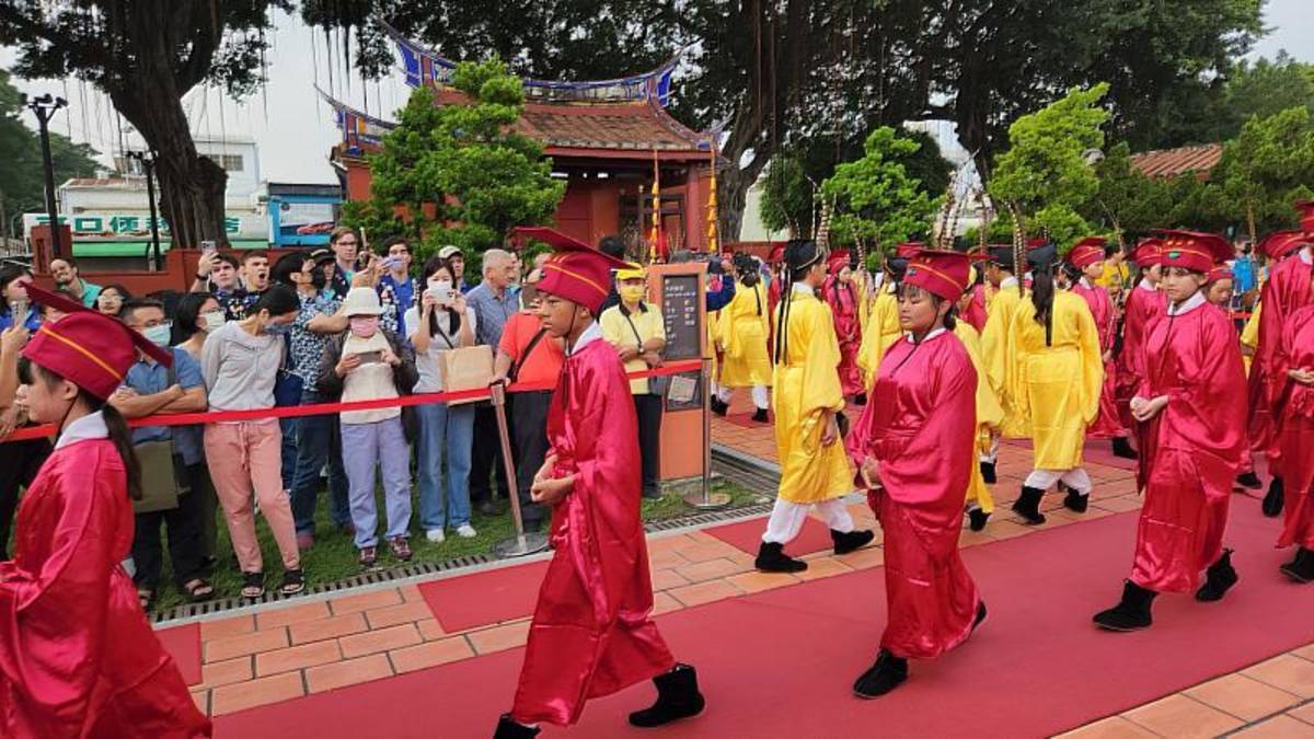 百餘位師生分別擔任禮生、樂生、佾生，全部依循古禮進行 (屏東縣府提供)