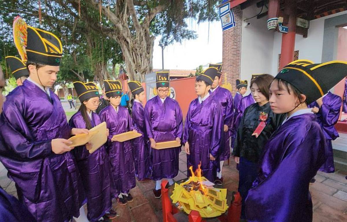 祭孔大典屏東書院登場，有許多外籍生共同參與體驗 (屏東縣府提供)