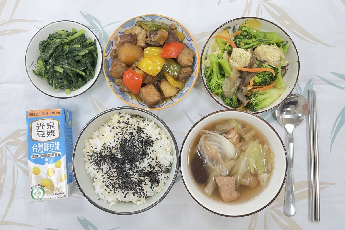 寶山國中則以芝麻飯、無錫排骨、青花炒雞柳、有機千寶菜、肉骨茶湯及豆漿等六道菜榮獲「午星獎」中的「護眼料理獎」。(新竹縣教育局提供)