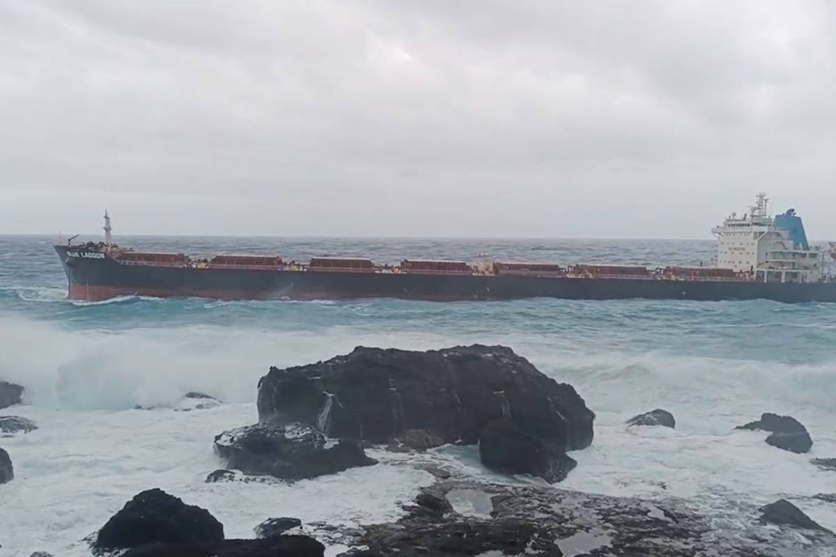  巴貝多籍「BLUE LAGOON」貨輪擱淺蘭嶼岸邊，19名船員陸續由直升機吊掛上岸。