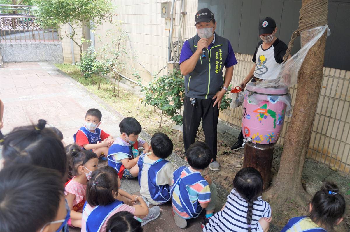 里長協助我們用因地制宜的方式，更有效接存雨水，建置屬於幼兒園的「大樹雨撲滿」