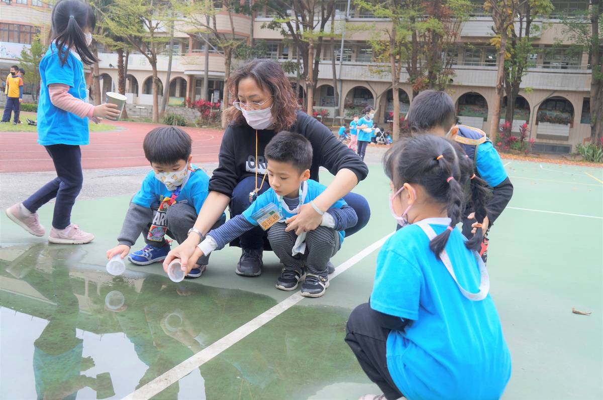 孩子們找尋校園內可以用的水