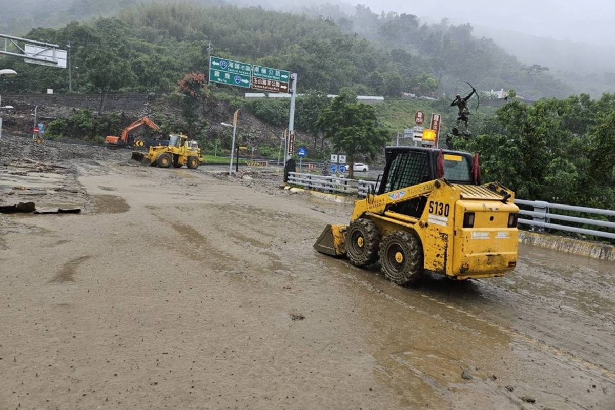 臺東大雨不斷，臺20線南橫公路海端鄉初來路段，上午6時許發生邊坡坍方，土石泥流沖入路面，導致雙向道路阻斷無法通行，公路局關山工務段緊急搶災清理。