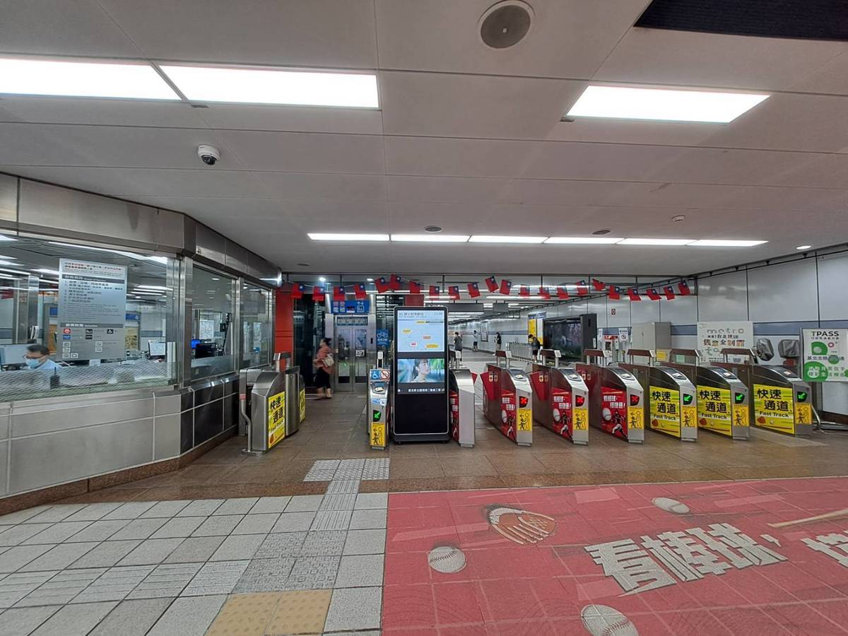 臺北捷運在臺大醫院站及國父紀念館站掛上多幅國旗，與旅客一同迎接雙十國慶