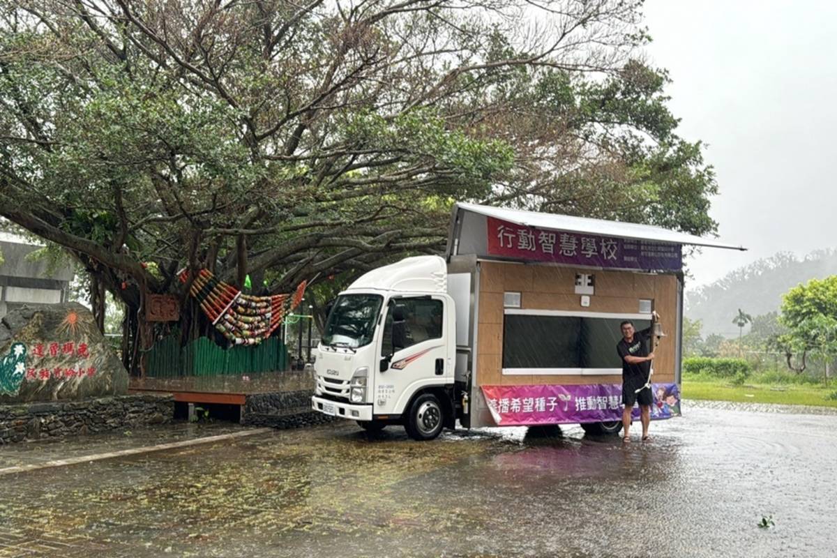 「行動智慧學校」1日就進駐達魯瑪克實小預作準備，無奈遇上颱風攪局，一連停課3天，楊昌珣仍堅守陣地，在狂風驟雨的空蕩校園敲響上課鐘，苦中作樂，甘之如飴。