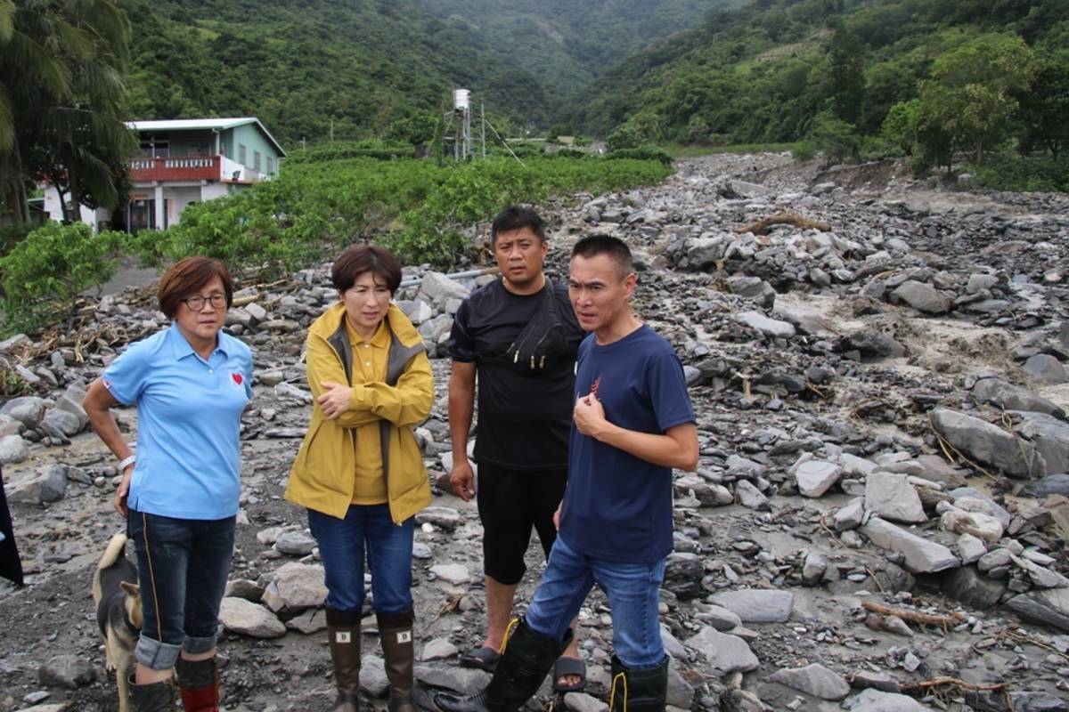 山陀兒颱風侵襲，臺東太麻里、金峰鄉山區雨量破千毫米，造成嚴重災情，縣長饒慶鈴今(4)日前往視察慰問，並緊急啟動救助專案。