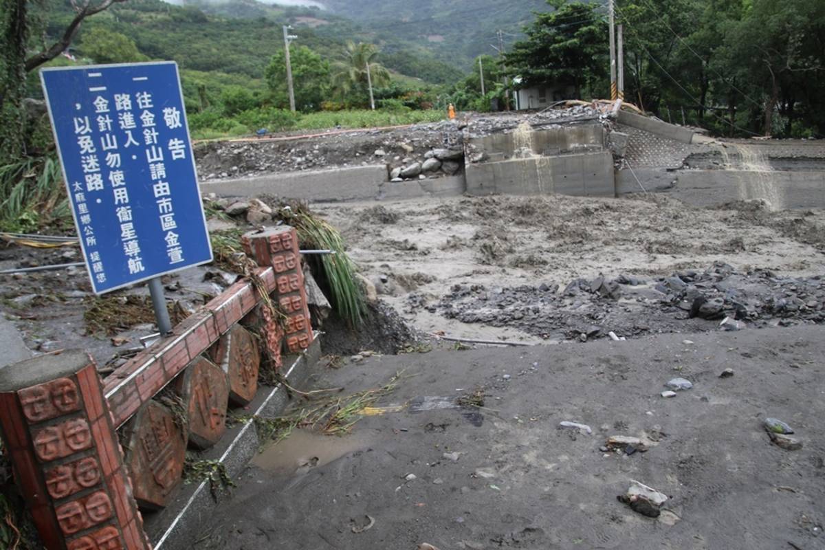 山陀兒颱風侵襲，臺東太麻里、金峰鄉山區雨量破千毫米，造成嚴重災情，縣長饒慶鈴今(4)日前往視察慰問，並緊急啟動救助專案。