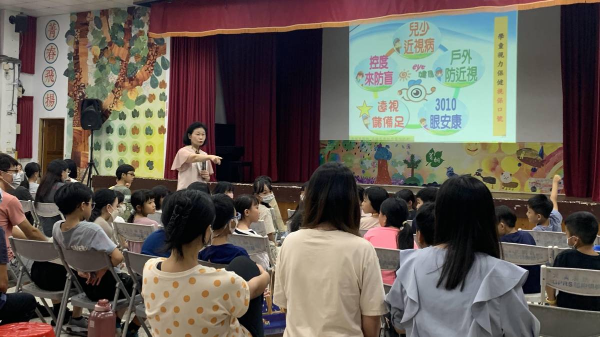 112學年度視力保健績優學校特優-新北市平溪區菁桐國民小學-家長日中央健促委員至校進行視力保健教育

新北市平溪區菁桐國民小學榮獲112學年度視力保健績優學校-特優的殊榮。學校為了讓學生都能保持良好的視力保健，根據學生的身高、體型，採購課桌椅及相關設備的更換，並積極舉辦各項健促活動，除了校內視力保健的宣導外，也引進外界資源、申請山野教育計畫活動，讓孩子們能夠遠離3c產品，多接觸大自然，運動強度也配合各齡層學生做適當的安排，並運用經費採購太陽眼鏡及帽子給每位孩子，讓學生到戶外運動時也能保護靈魂之窗，徹底落實視力保健。

採訪：新北市平溪區菁桐國民小學
             翁俊生校長、
             五甲班生林佳瑜、黃榆楨
