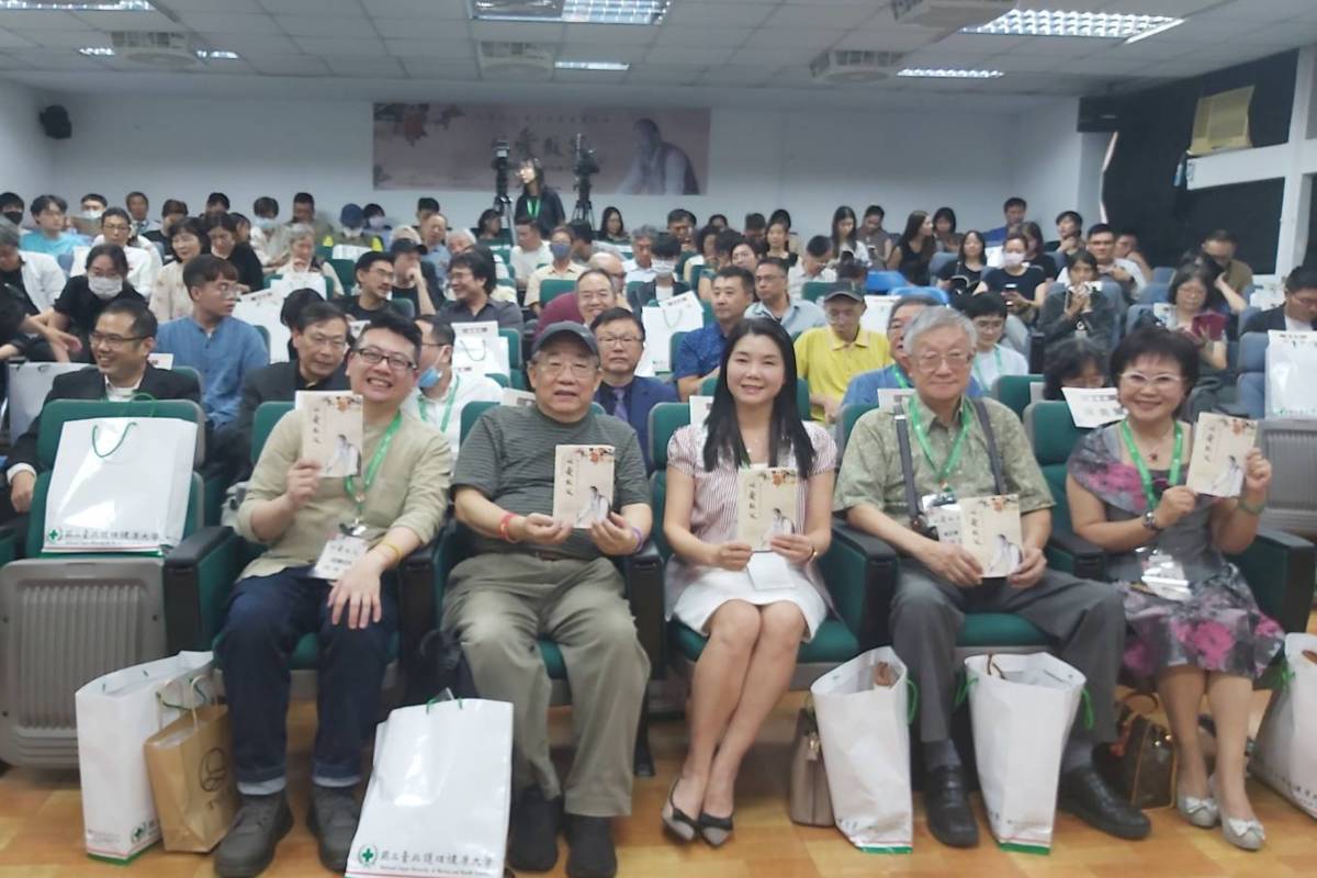 「以愛致父－劉維崇教授傳記紀錄片」首映會，導演洪馬克(前排左一)、北護大校長吳淑芳(前排右三)等人合影。