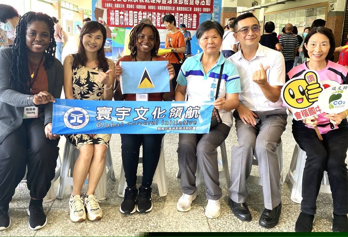 元智USR寰宇文化領航團隊、會稽國中安排長者與學生一同揮灑，歡慶重陽，圖右二為會稽國中校長李文義與外籍生、元智團隊合影。(元智大學提供)
