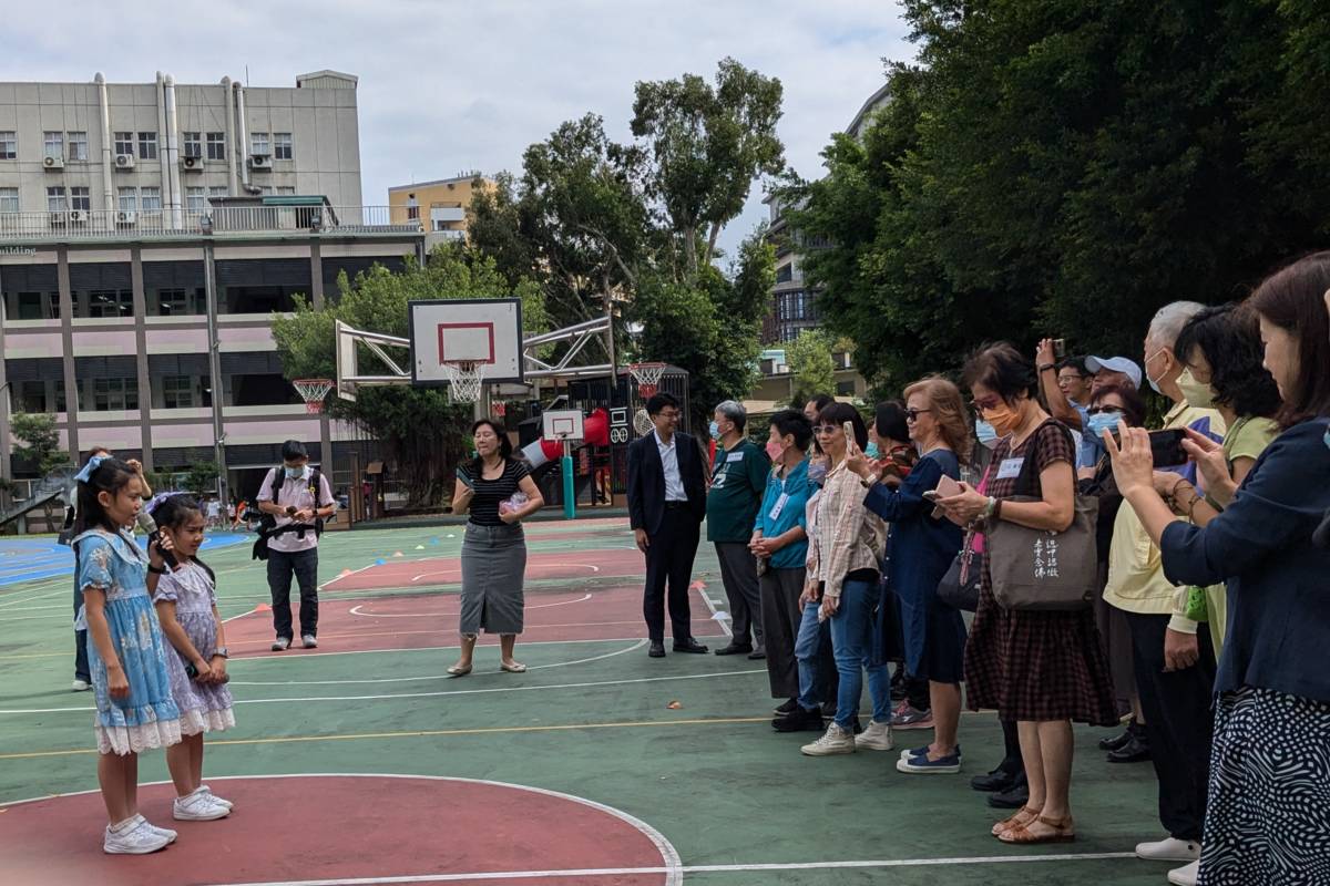 學生為校友導覽校園，回味過往學校生活