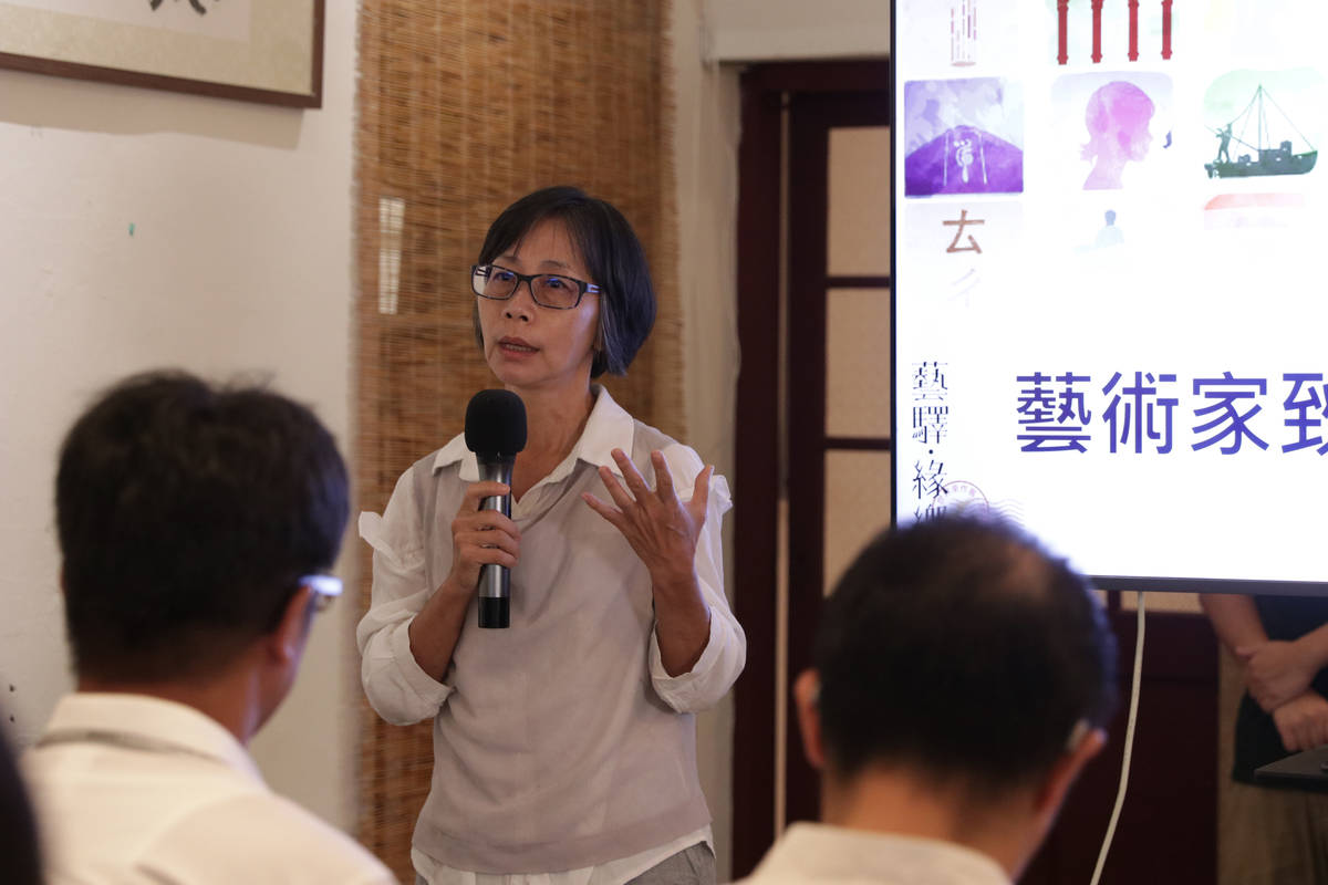 藝術家顏秀玲則兩組作品呈現在大里車站，並與古人詩詞〈大里漁燈〉相輝映
