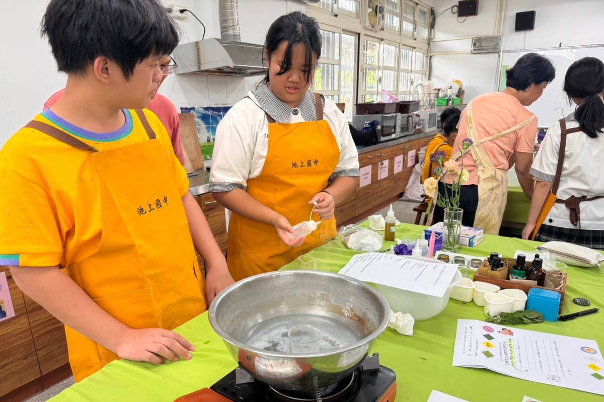 臺東縣池上國中醫護長照類創業社團與卑南國中創藝家創業社團進行觀摩體驗活動